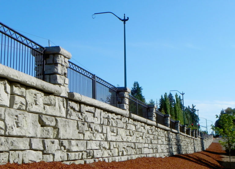 Redirock Retaining Wall Blocks By Si Precast With Fencing On Top Si